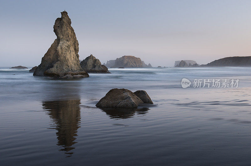 黎明时分的班登海滩海堆