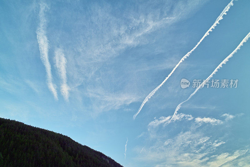 带水汽尾迹的天空