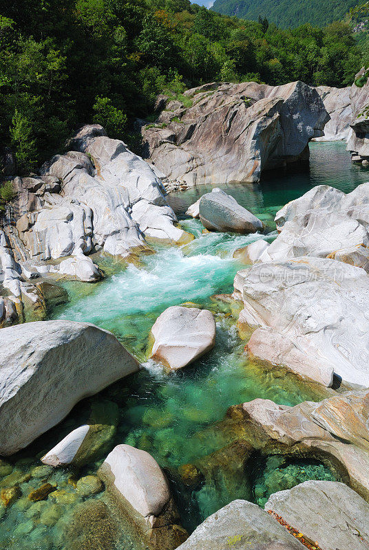 夏季阿尔卑斯山的Verzaska山河。