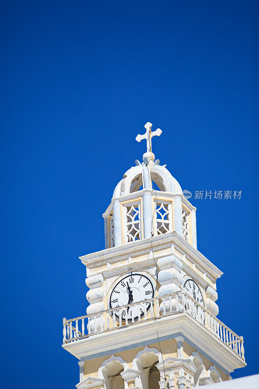 希腊东正教教堂的钟楼。圣托里尼岛。