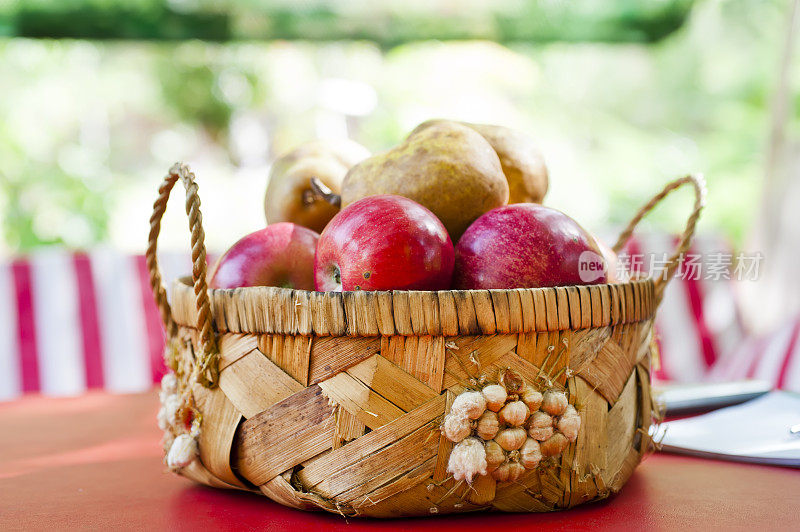 篮子里装着苹果和梨