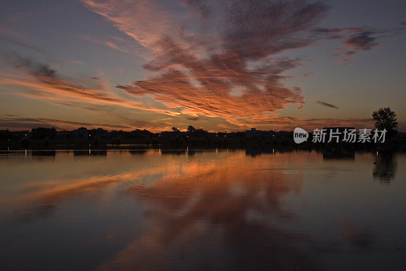 日落在湖