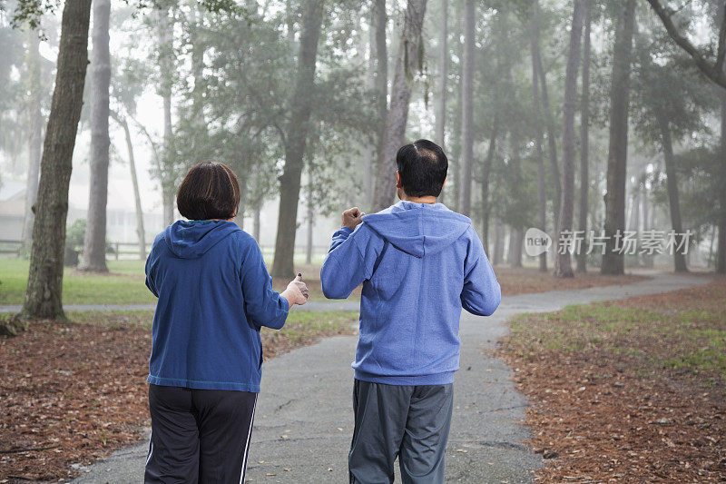 一对西班牙夫妇在公园里锻炼