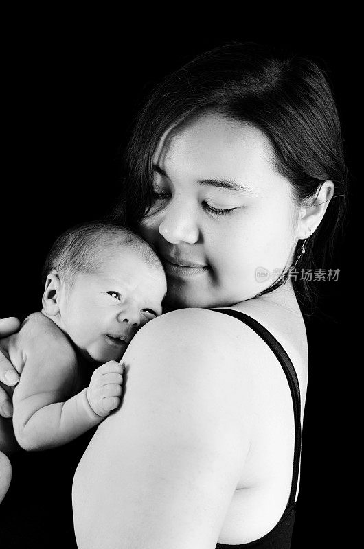 年轻的母亲抱着新生儿。