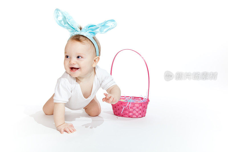 可爱的小男孩，带着复活节篮子和兔子耳朵