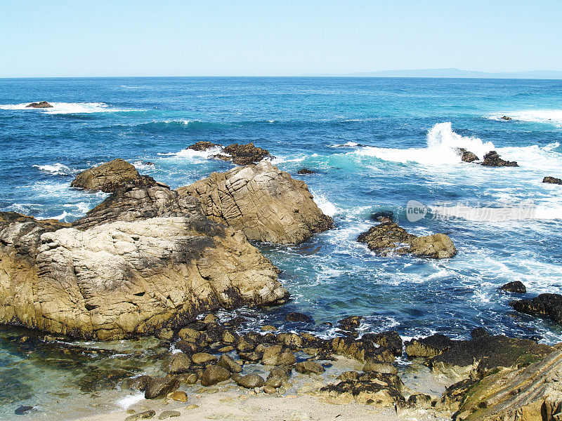 蓝色海洋卵石滩，加利福尼亚