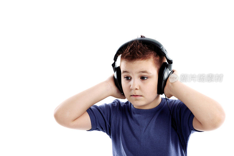 穿蓝色t恤的男孩在听音乐