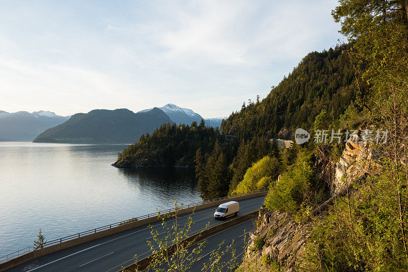 在加拿大BC省99号公路上行驶的货车