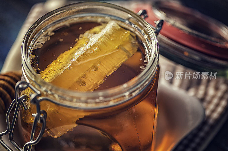 罐子里的蜂蜜和蜂窝