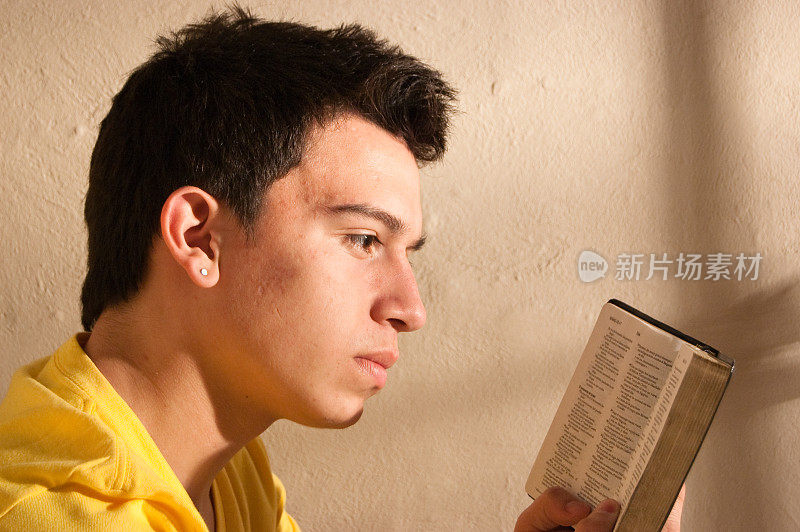 少年阅读圣经