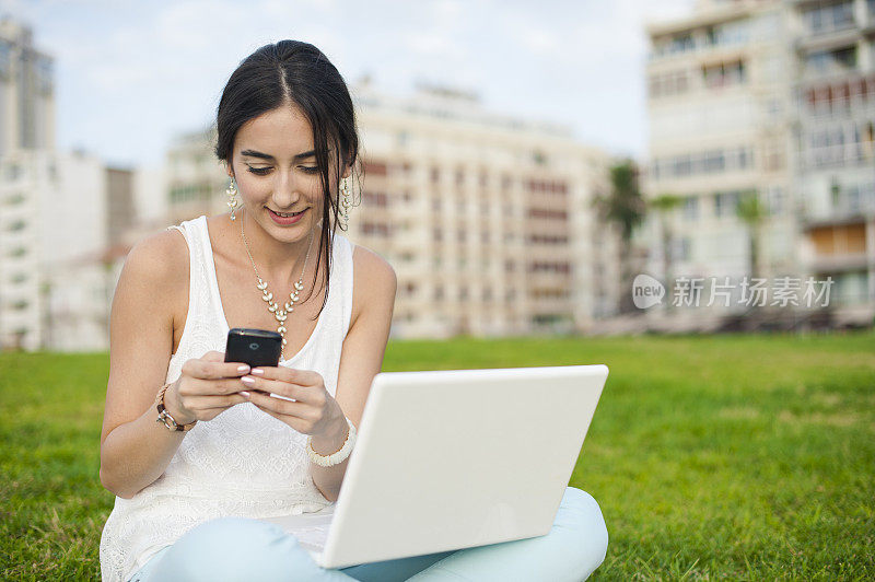 年轻女子和电脑短信