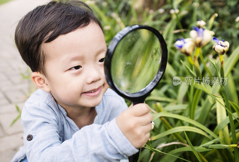 孩子们玩着放大镜