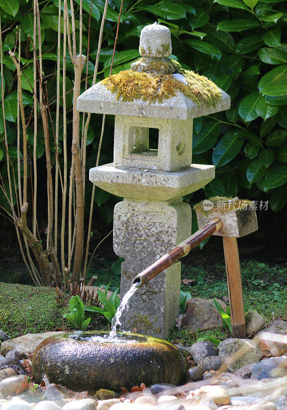 花岗风化的日本灯笼、水盆、鹿惊吓器