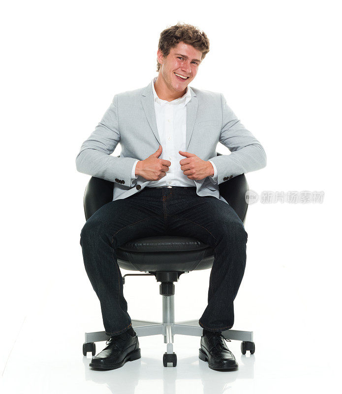 微笑着潇洒随意的男人坐在椅子上