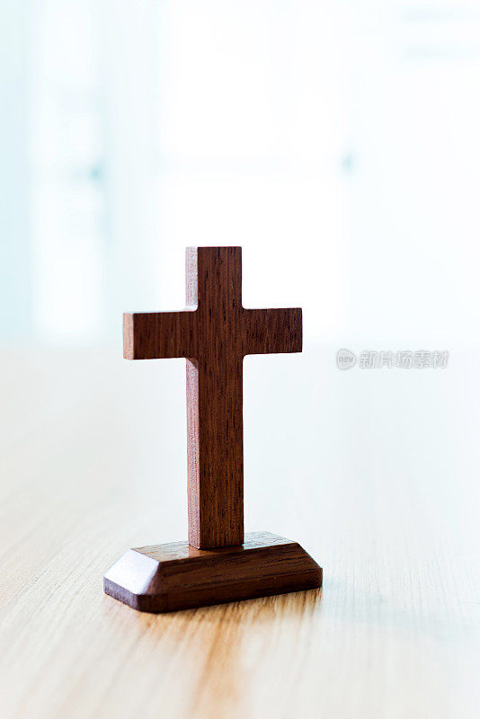 木桌上的十字架