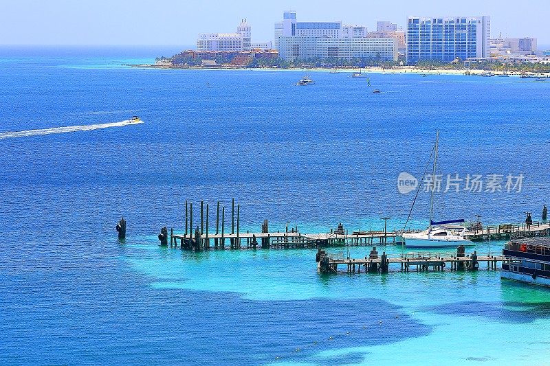 坎昆空中天际线全景，碧绿的加勒比海