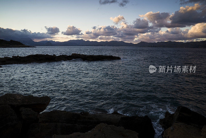 黄昏时分，马略卡岛巴利阿里岛的岩石海岸