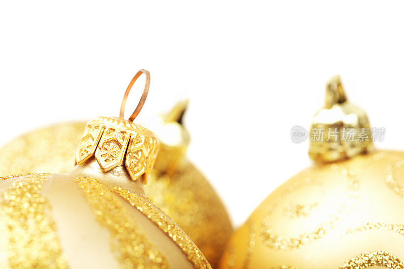 白色上孤立的金色圣诞装饰物