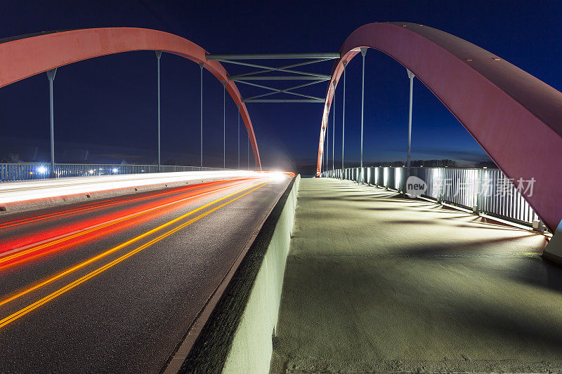 夜间交通繁忙的大桥