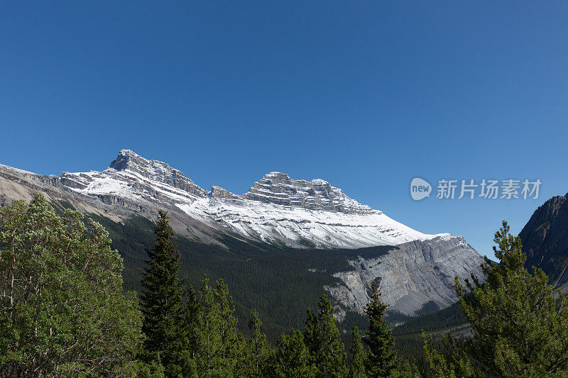 加拿大落基山脉的山顶景色