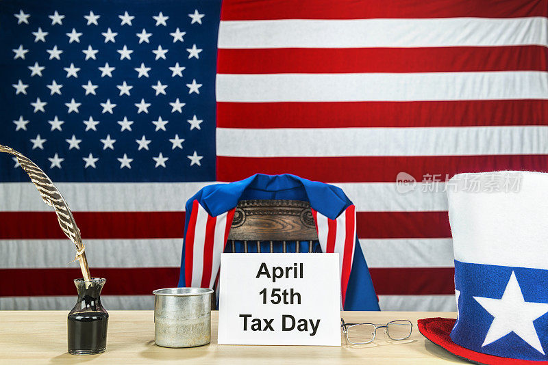 4月15日，美国的纳税日，山姆大叔的办公桌准备收税