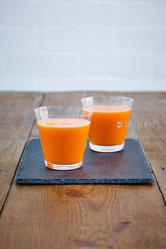 一杯清爽的橙汁和胡萝卜汁
