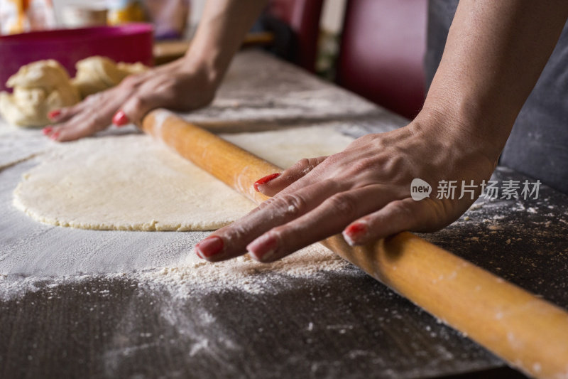 煮饺子。擀饺子用的面团。