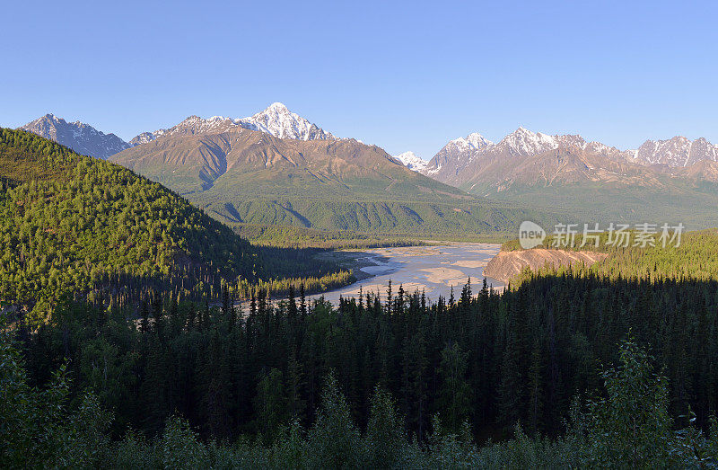 阿拉斯加山区的河流