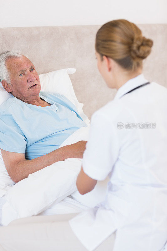 医生在病房和老病人谈话