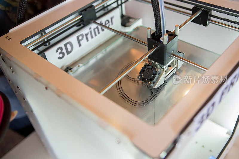 现代3D打印机创建塑料3D对象
