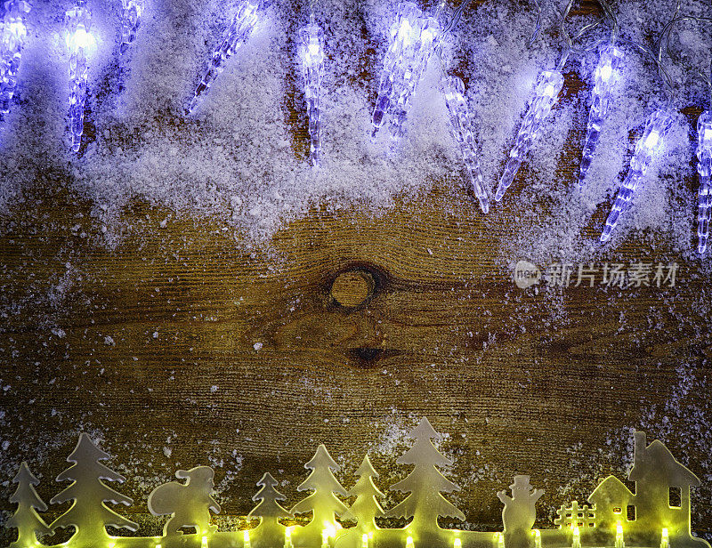 雪和圣诞灯装饰木制背景