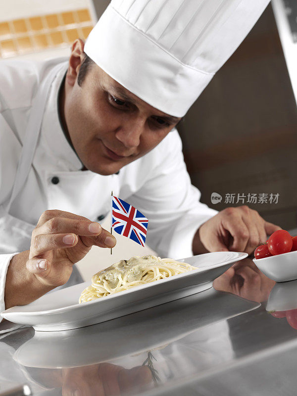 英国厨师制作意大利面