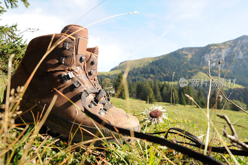 登山靴在山区风景