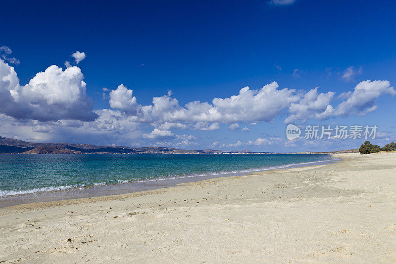 希腊纳克索斯岛海滩，背景是帕罗斯