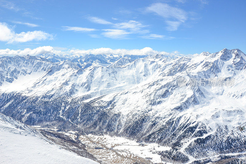 施纳尔斯特尔冰川上的雪山山峰