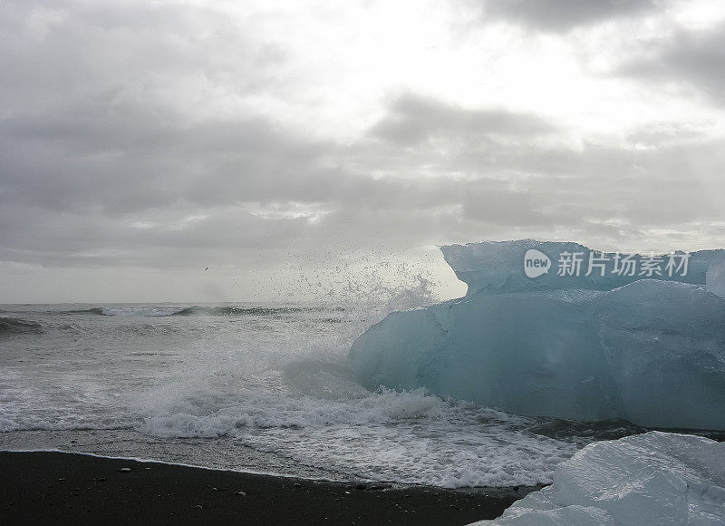 冰岛熔岩海滩上的冰山