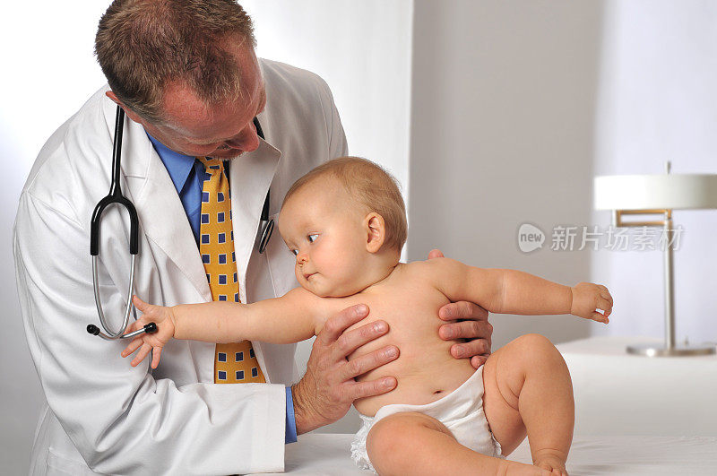 1岁的婴儿在医生的办公室检查