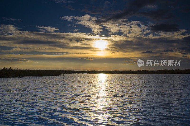 美丽的多瑙河三角洲日落