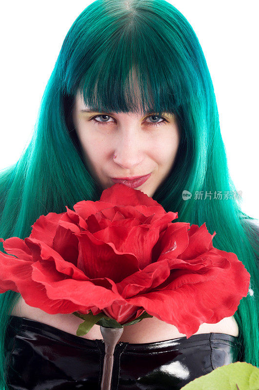 绿头发女人对着巨大的玫瑰傻笑。