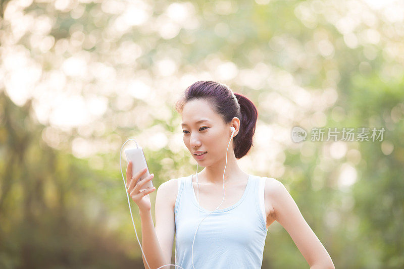 年轻的亚洲妇女在户外运动