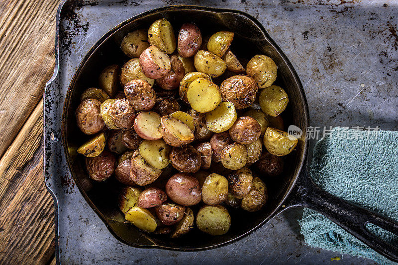 煎炸育空金土豆与草药在铸铁