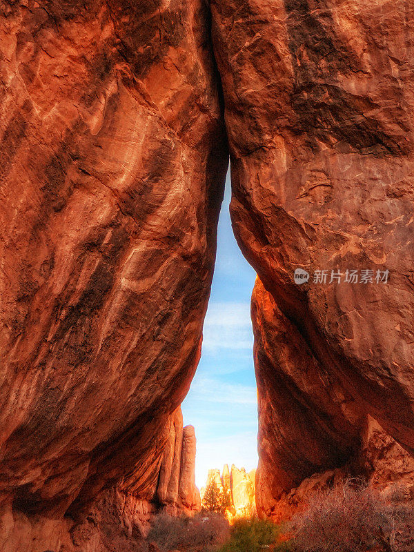 红色岩石巨石结构，窄槽洞峡谷，拱门公园