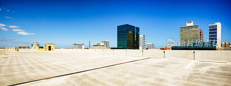 屋顶停车场全景，以劳德代尔堡天际线为背景