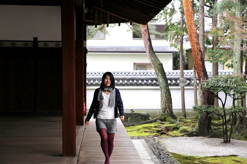 年轻的日本女子在日本寺庙