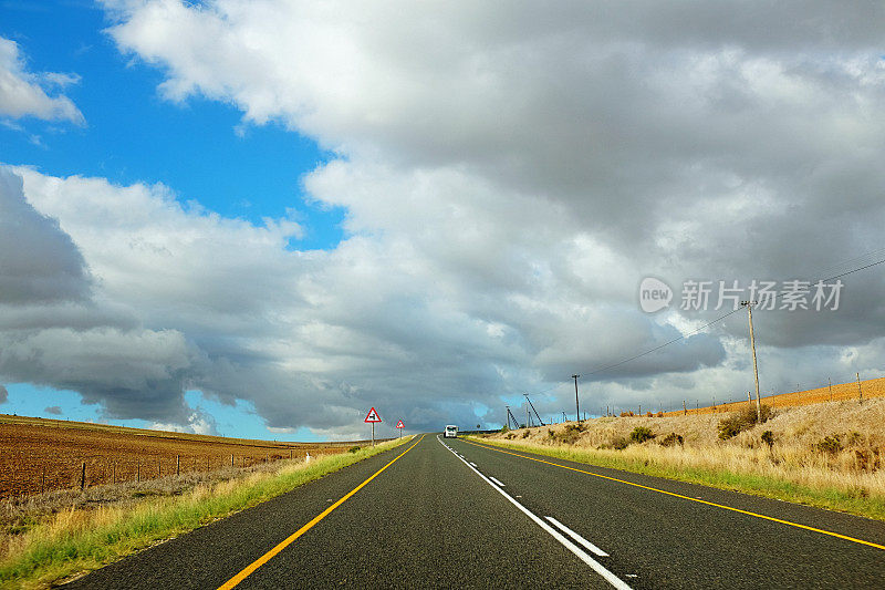 前方的道路:穿过农田的漫长而空旷的道路