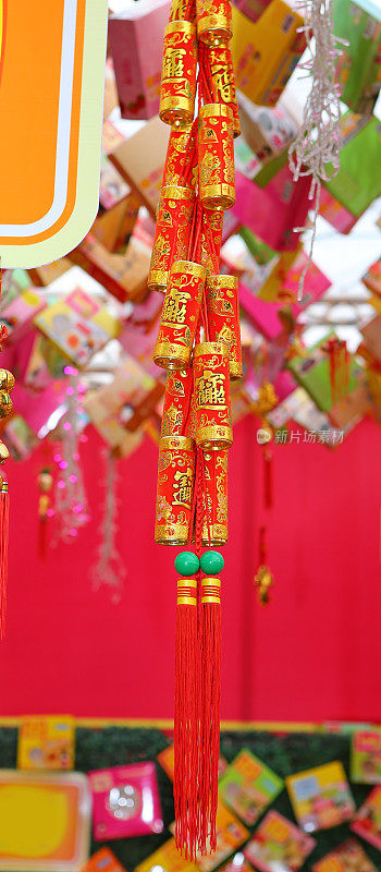 中国的假鞭炮:文字意味着美好的祝愿和好运。