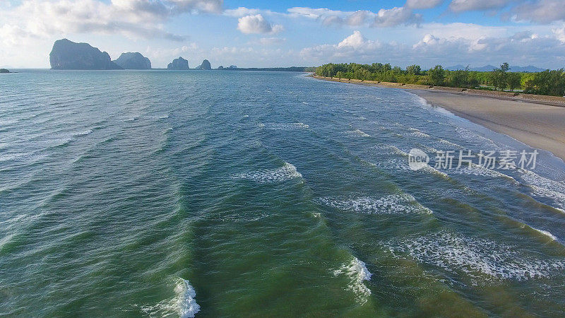 美丽的日落在热带海洋与长尾船在泰国南部