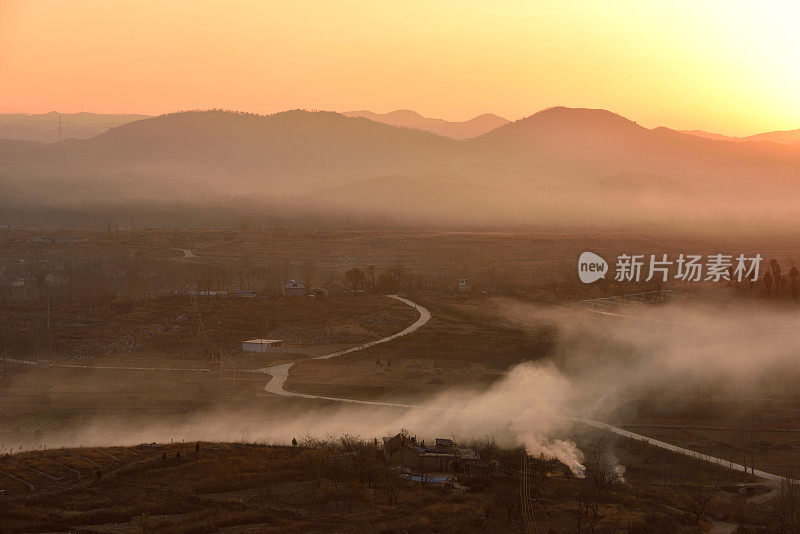 中国农村到处都是厨房烟囱冒出的烟