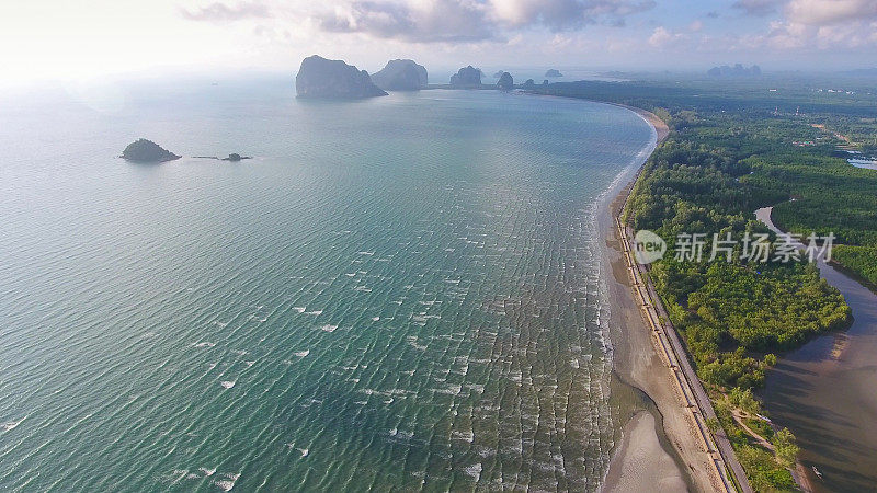 鸟瞰图与长尾船热带海在泰国南部