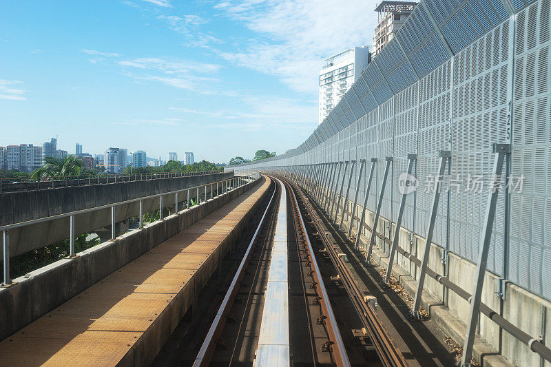 现代城市中现代建筑附近的高架铁路